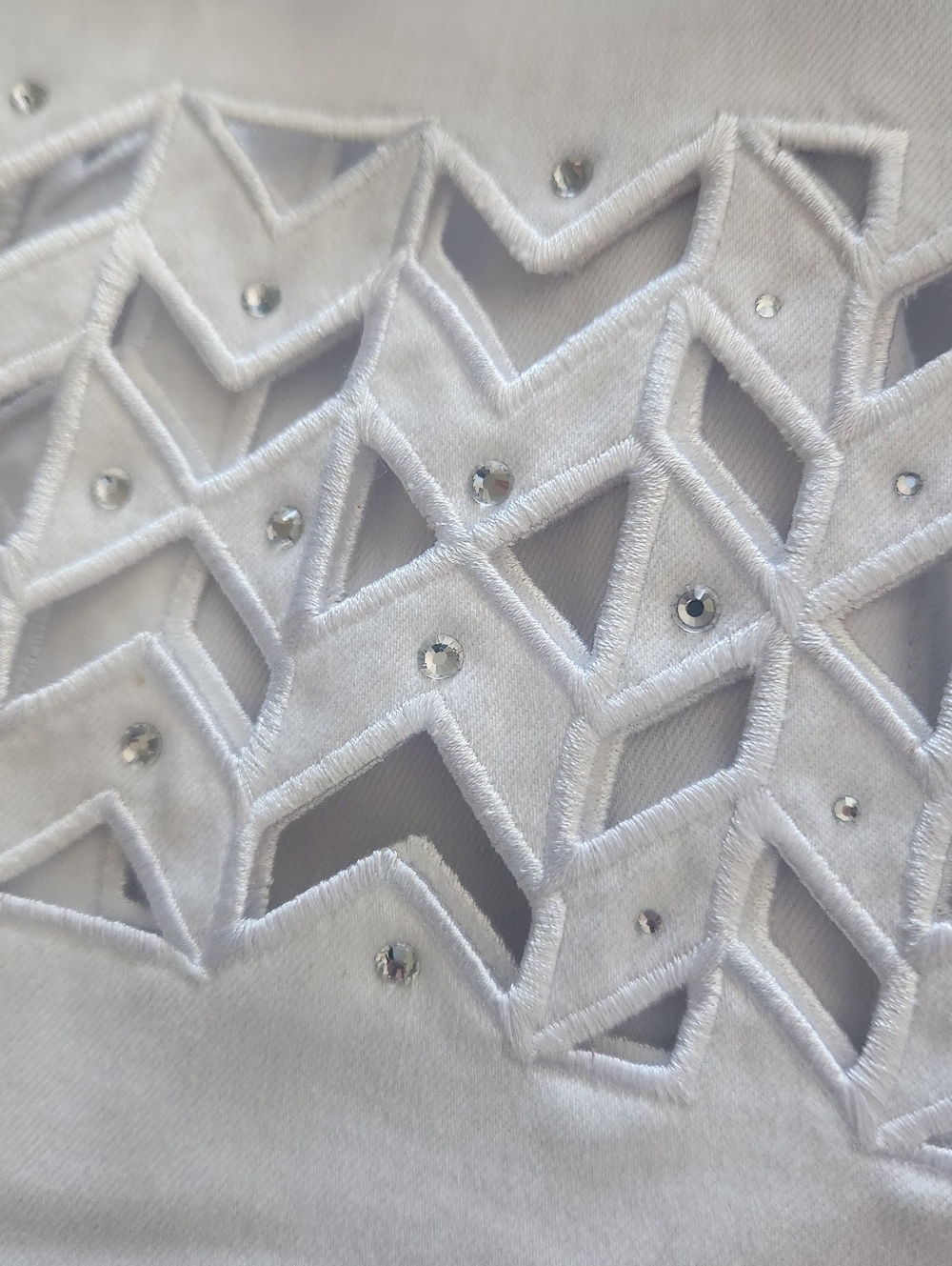 Joeseph Ribkoff White Cropped Jeans with Laser-Cut Hem Detail - Picture 3 of 8